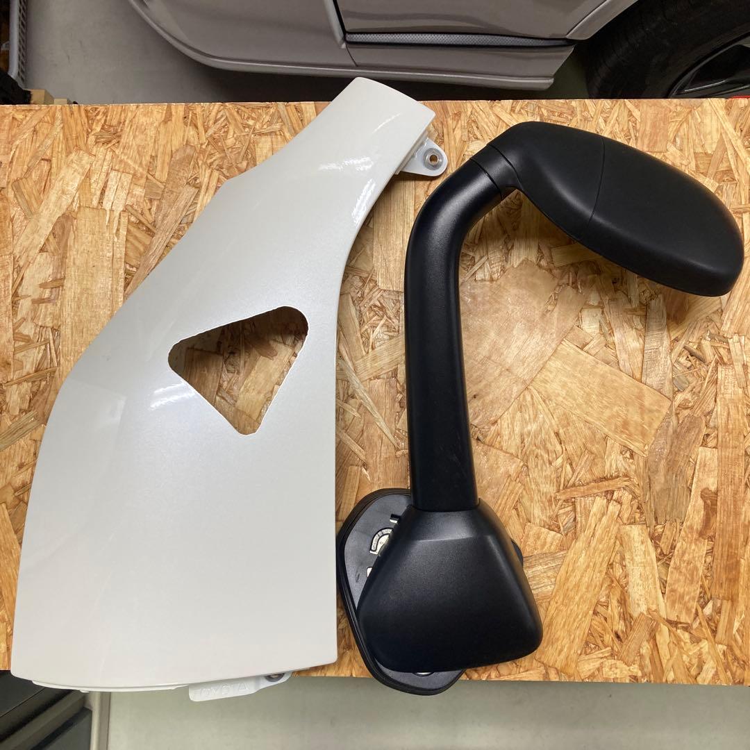 納車即外し　ハイエース　純正ガッツミラー・コーナーパネル　カラー070