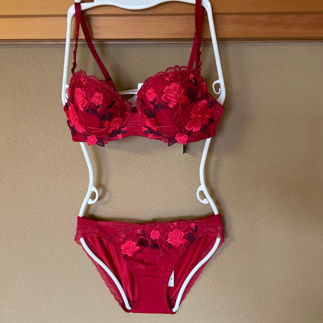 ワコール サルート 螺旋階段 ブラジャーC70 スタンダードショーツM 赤