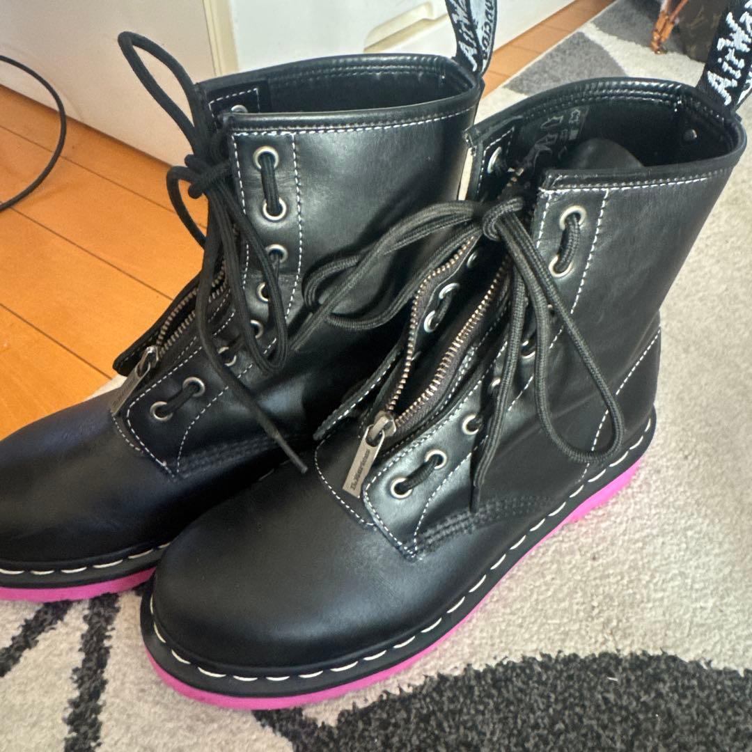 Dr. Martens ジッパー付きブーツ ブラック/ピンク