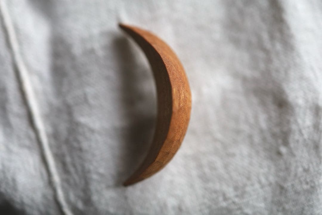 クロヌマタカトシ 木彫 三日月ブローチ(無塗装)