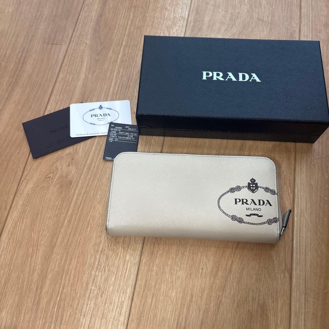PRADA 長財布 クリーム色 レザー