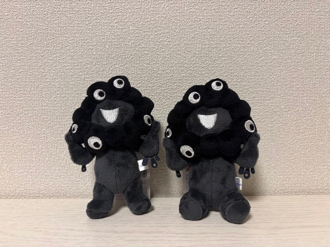 黒ミャクミャク クロミャク 立ち/座り2体セット カラビナ付き - メルカリ