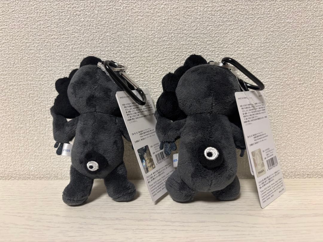黒ミャクミャク クロミャク 立ち/座り2体セット カラビナ付き - メルカリ