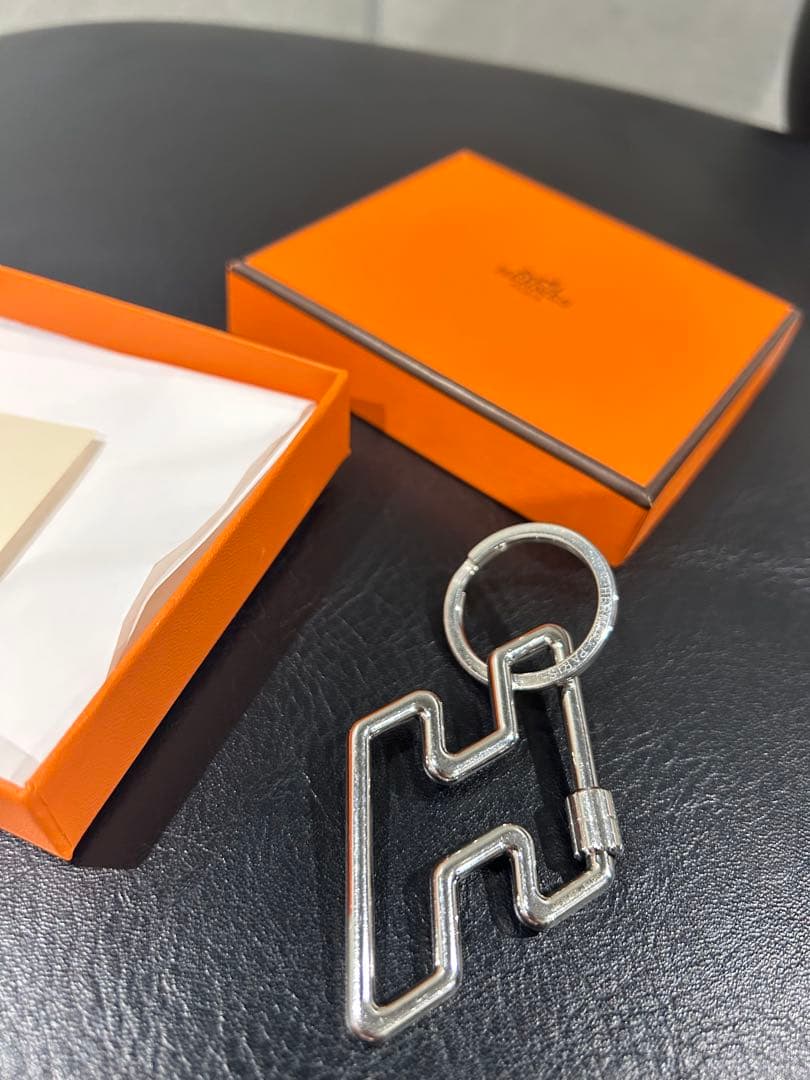 HERMÈS H型メタルキーホルダー