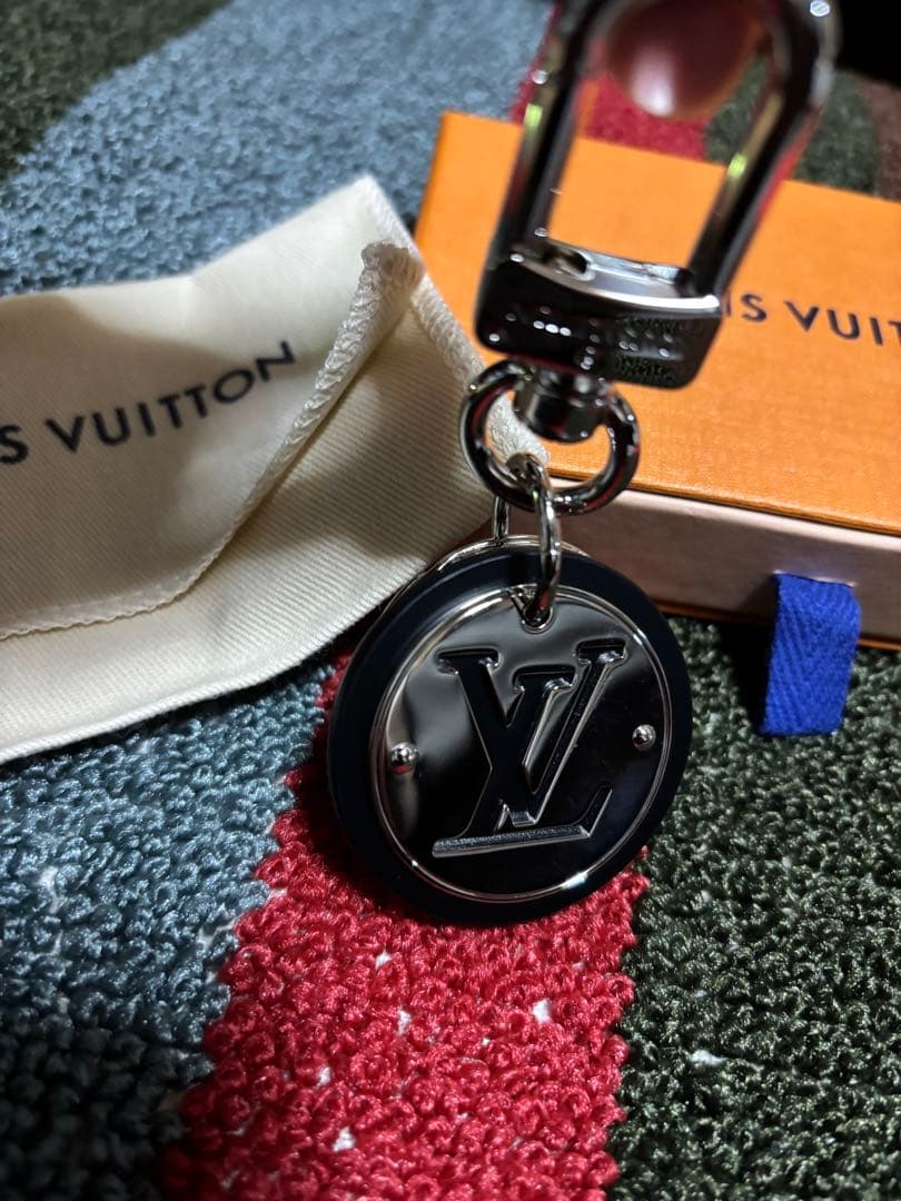 LOUIS VUITTON キーホルダー・LV サークル