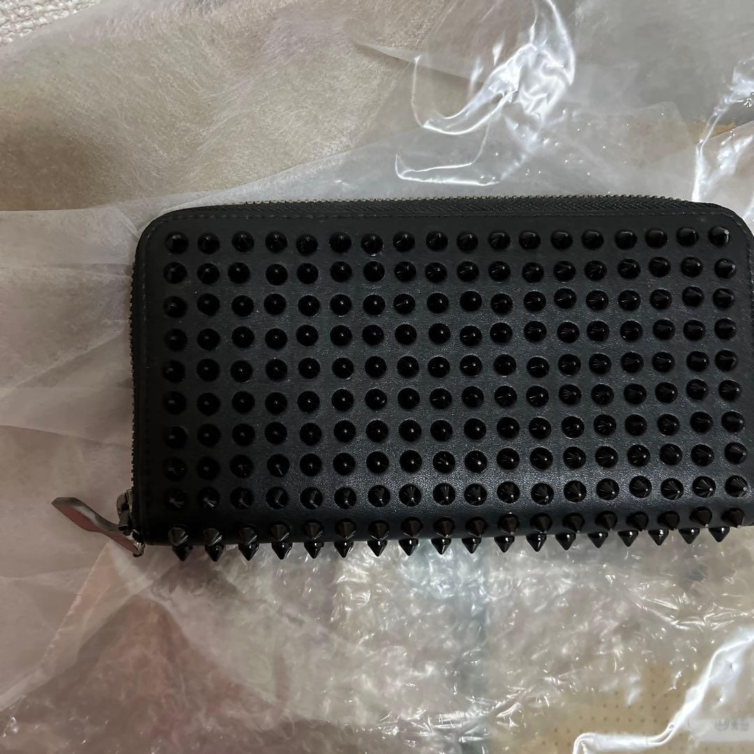 スタッズ付きブラック長財布