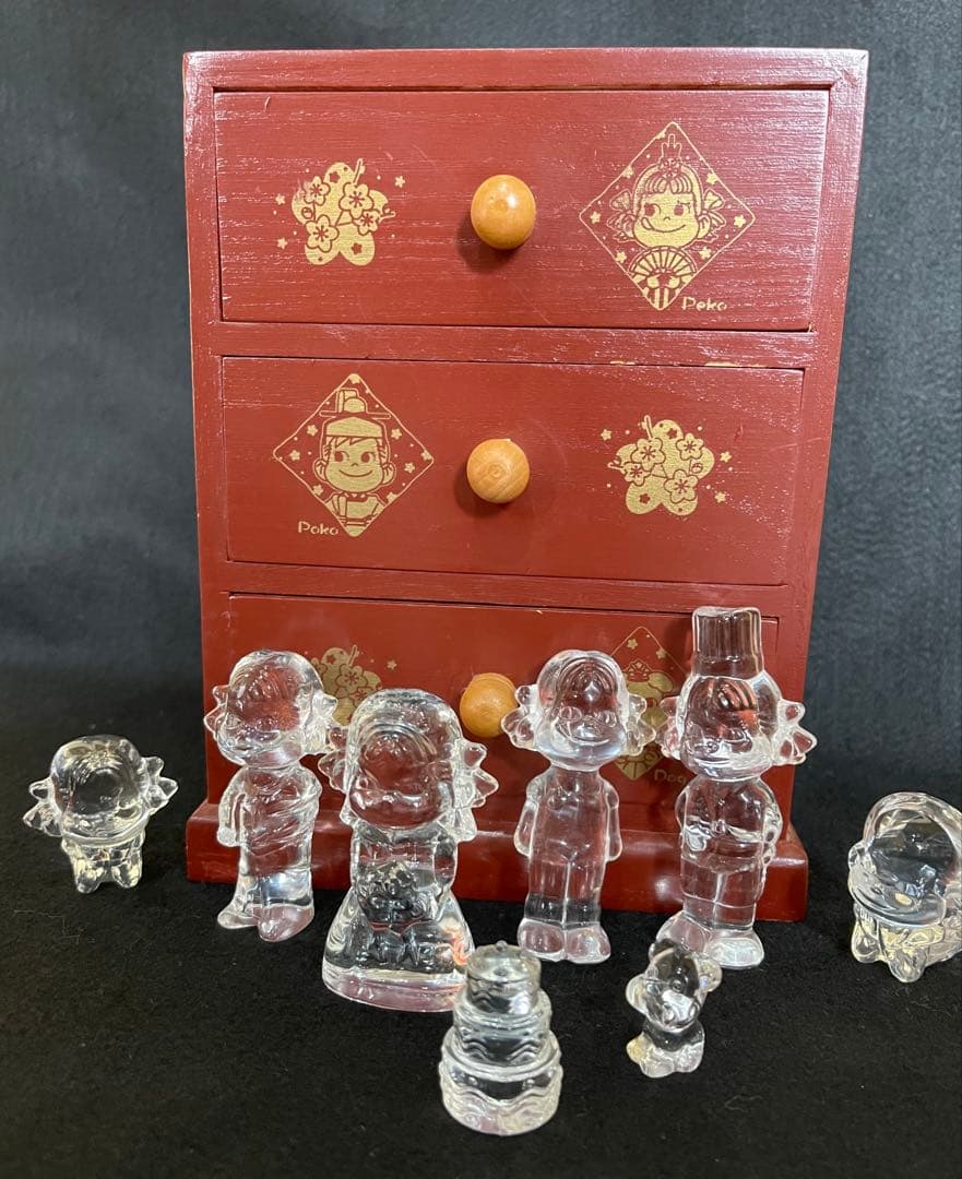 不二家から2001年にサマーキャンペーンの景品「クリスタルペコちゃん」