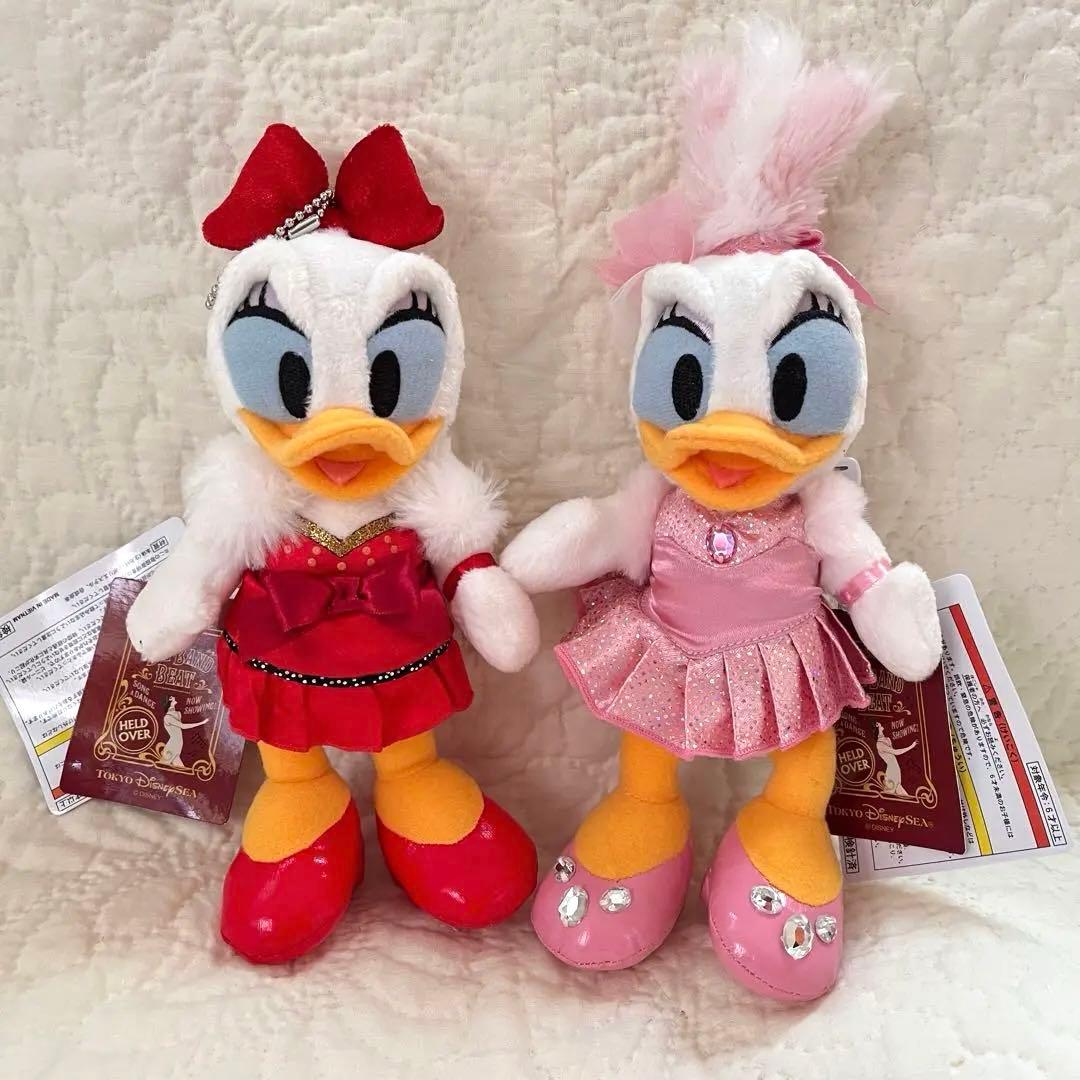 ディズニー BBB ビッグバンドビート ぬいぐるみバッジ デイジー 赤