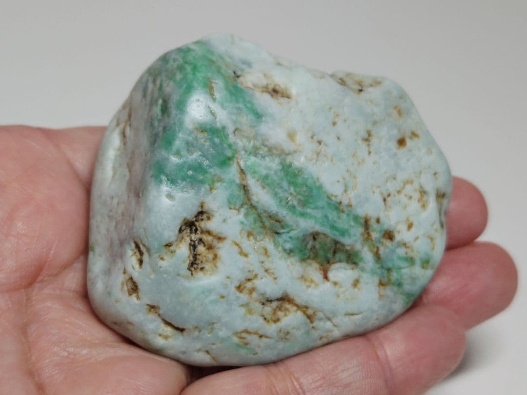 鮮緑 200g 翡翠 ヒスイ 原石 鑑賞石 自然石 誕生石 鉱物 鉱石 水石