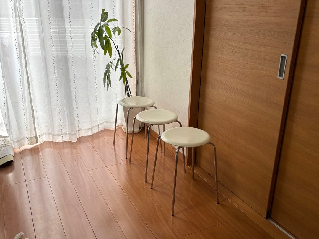 Fritz Hansen社製のドットスツールです。