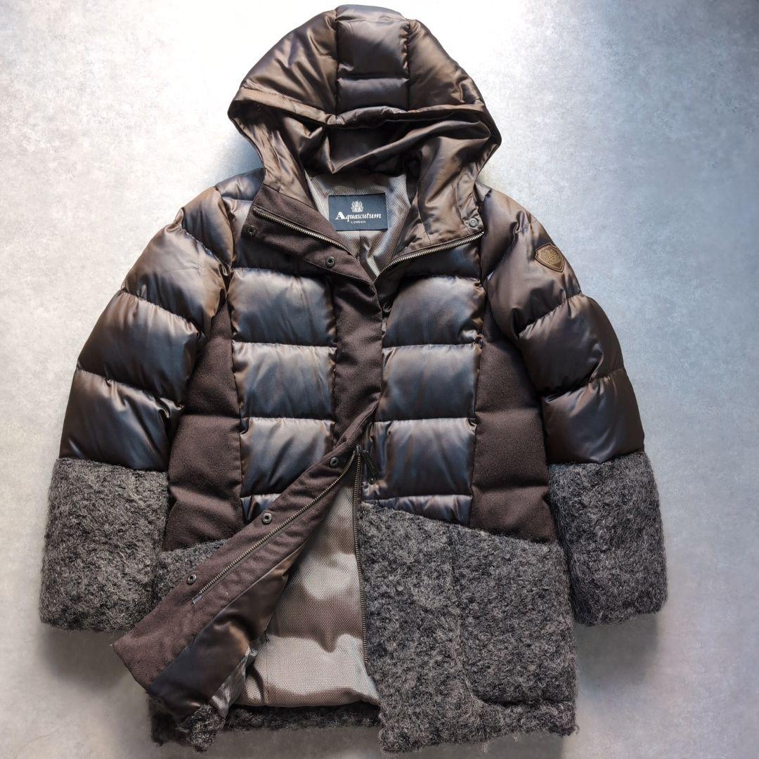 アクアスキュータム ダウンコート 異素材切り替え ブラウン