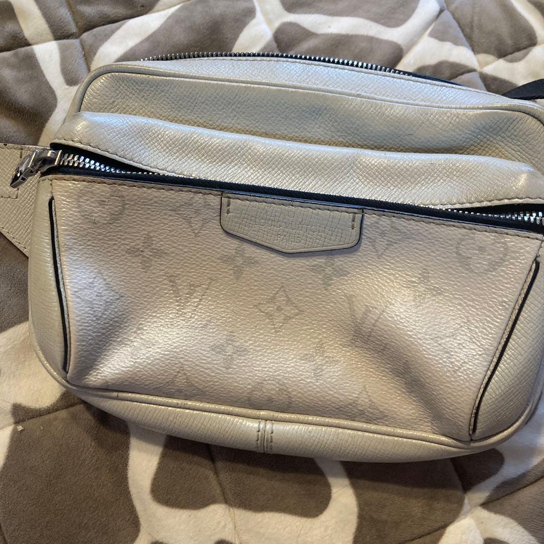 Louis Vuitton グレー ボディバッグ