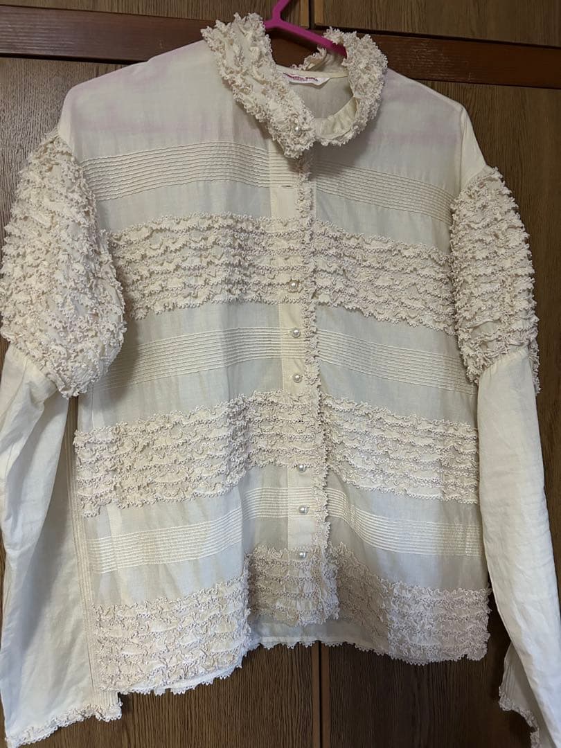 ワンダフルワールドのキナリ豪華なブラウスです。