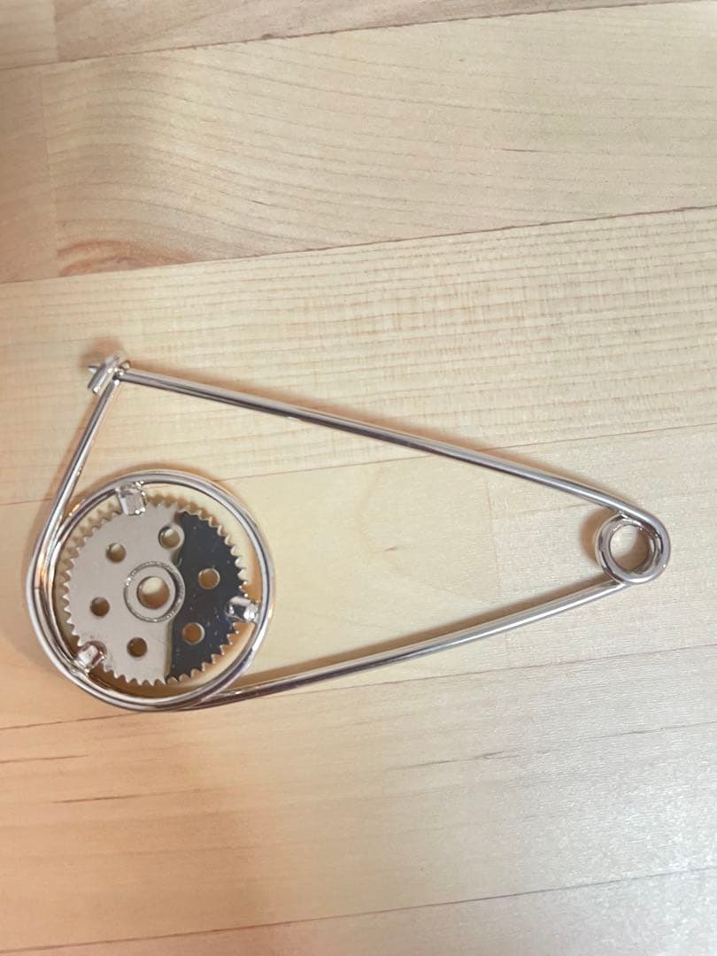 ロエベ　メカノピン LOEWE ロエベ メカノピン ブローチ MECCANO PIN グレージュ シルバー