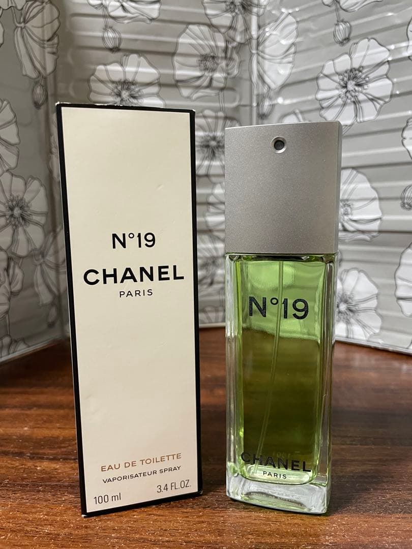 新品未使用　CHANEL N°19 Eau de Toilette 100ml