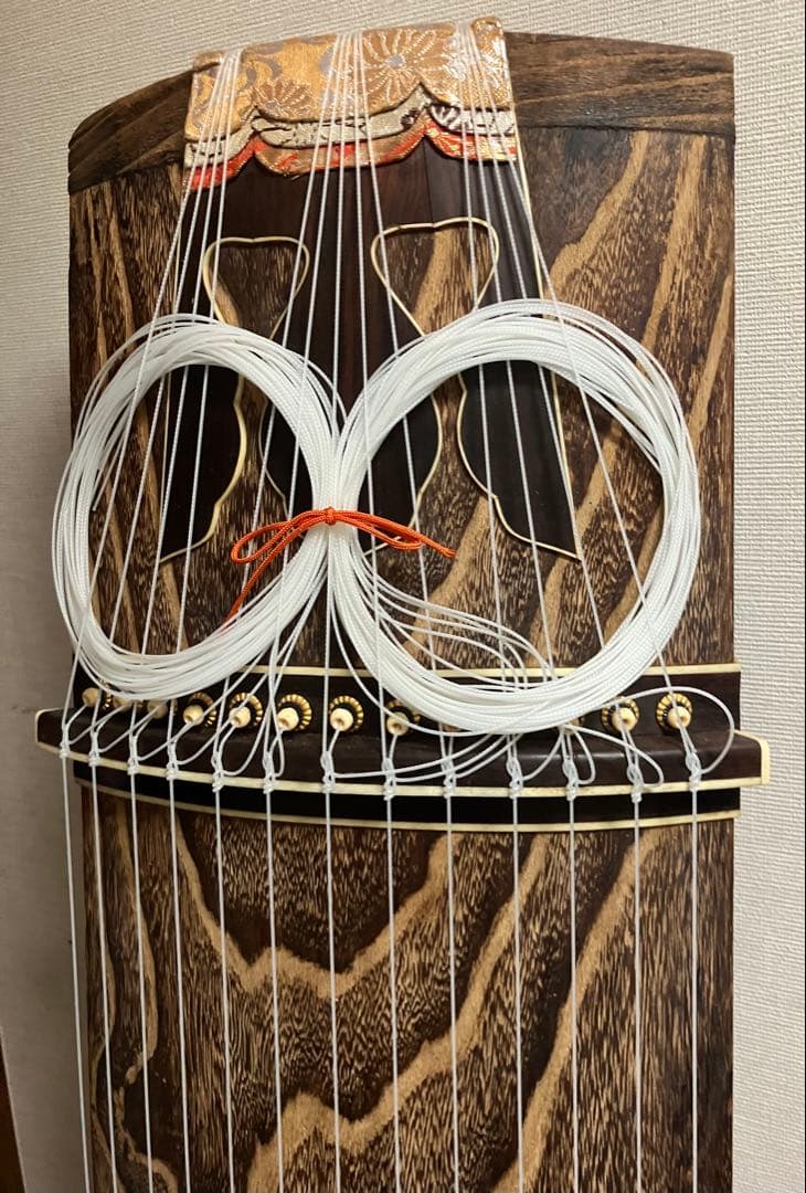 小型お琴 縁取り葉 ￼並甲 すだれ彫り 舌に金蒔絵が施されて見栄えと音色の良い