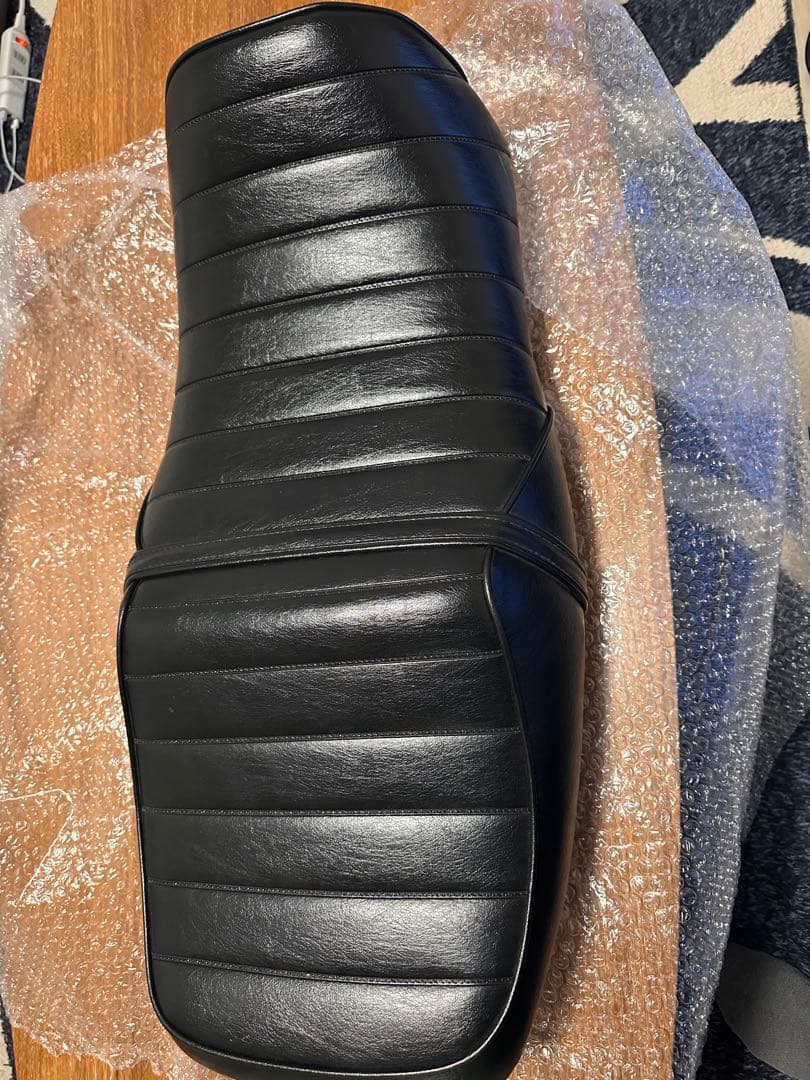 XJR400 RH02J 4HM9タックロールシート 黒 純正ベース使用シート XJR400 RH02J 4HM9 タックロールシート 黒 加工後未使用 純正ベース