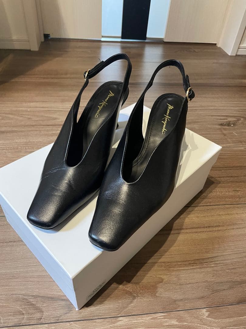 美品！マメクロゴウチ　ストラップ付きサンダル (箱付き　黒色　22.5cm)