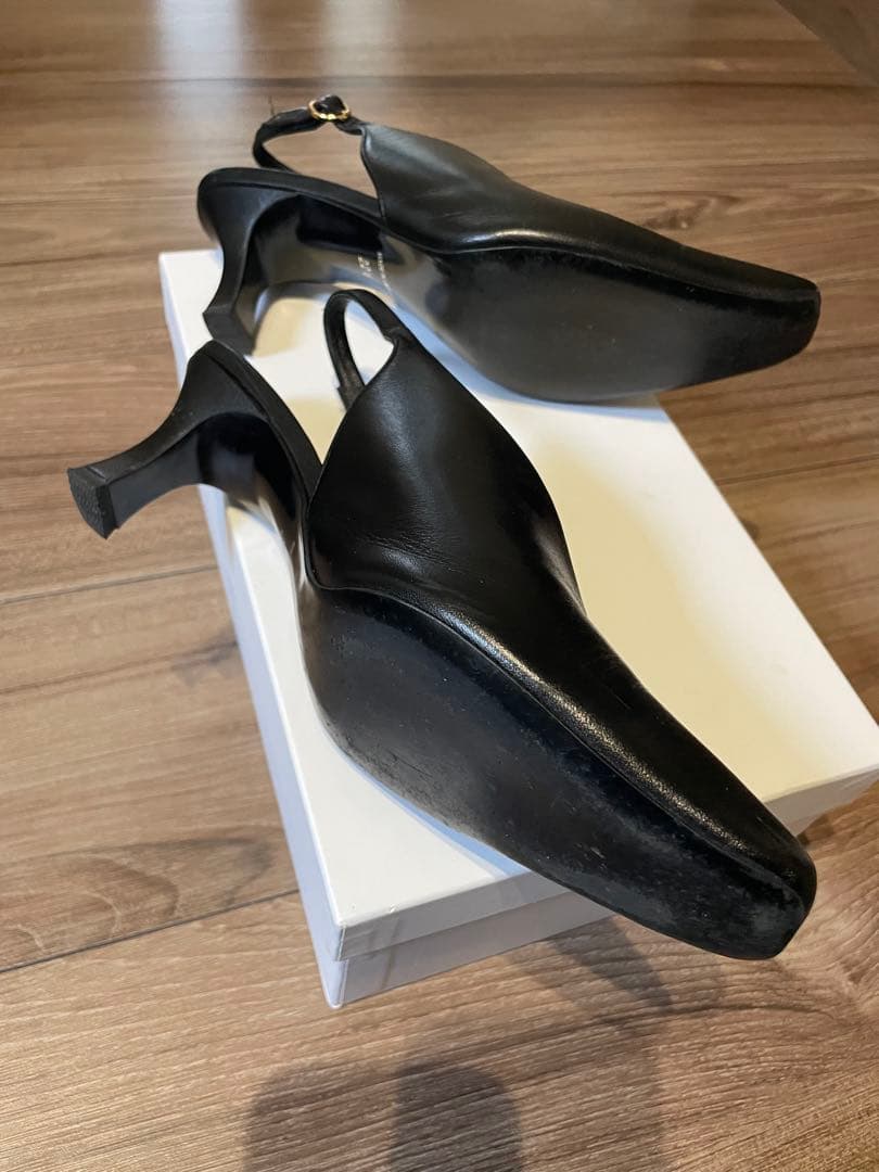 美品！マメクロゴウチ　ストラップ付きサンダル (箱付き　黒色　22.5cm)