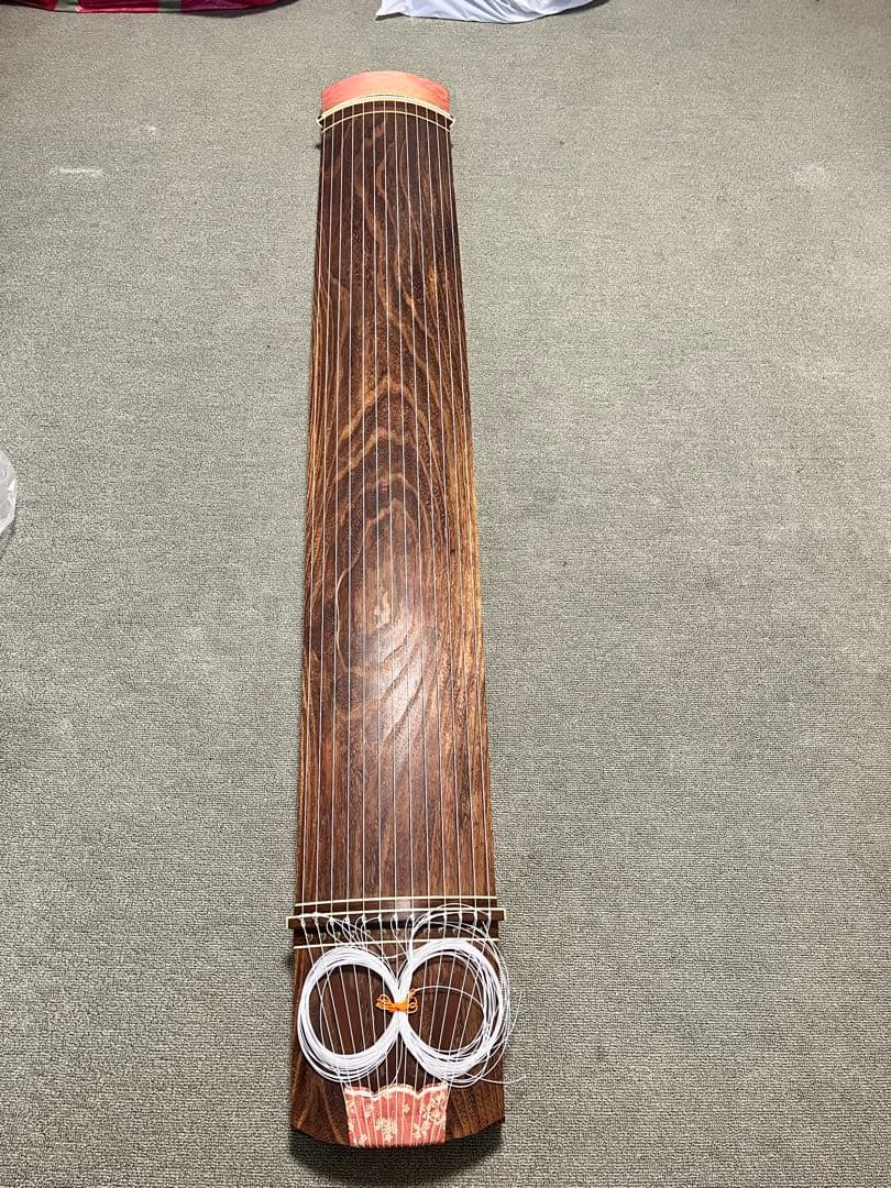 木製の琴 長い形状 弦付き