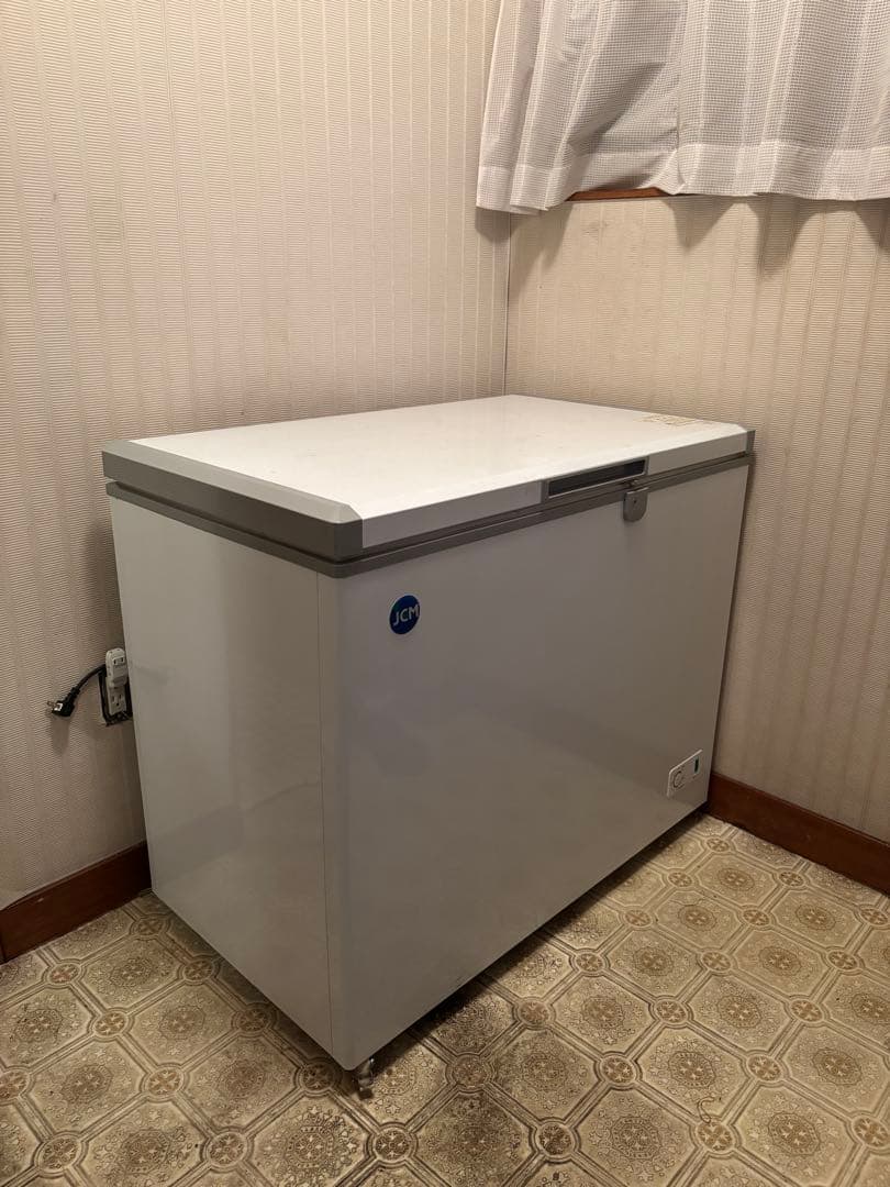 大型ホワイト冷凍庫 上開きタイプ