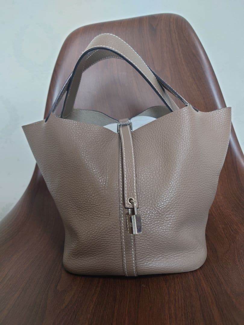 本皮キューブハンドバック（エルメスのカデナ付）