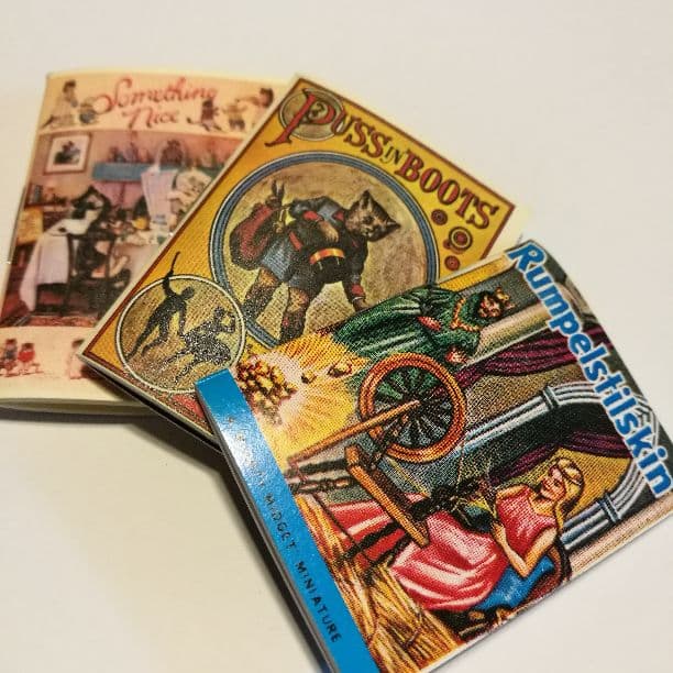 ミニチュア　本　ミニブック　長靴を履いた猫　他　３冊　豆本