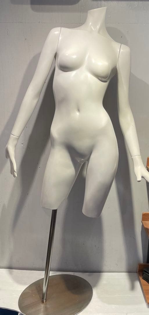 店舗用レディース足なしトルソー（マネキン）足なし　ショップ 一点もの
