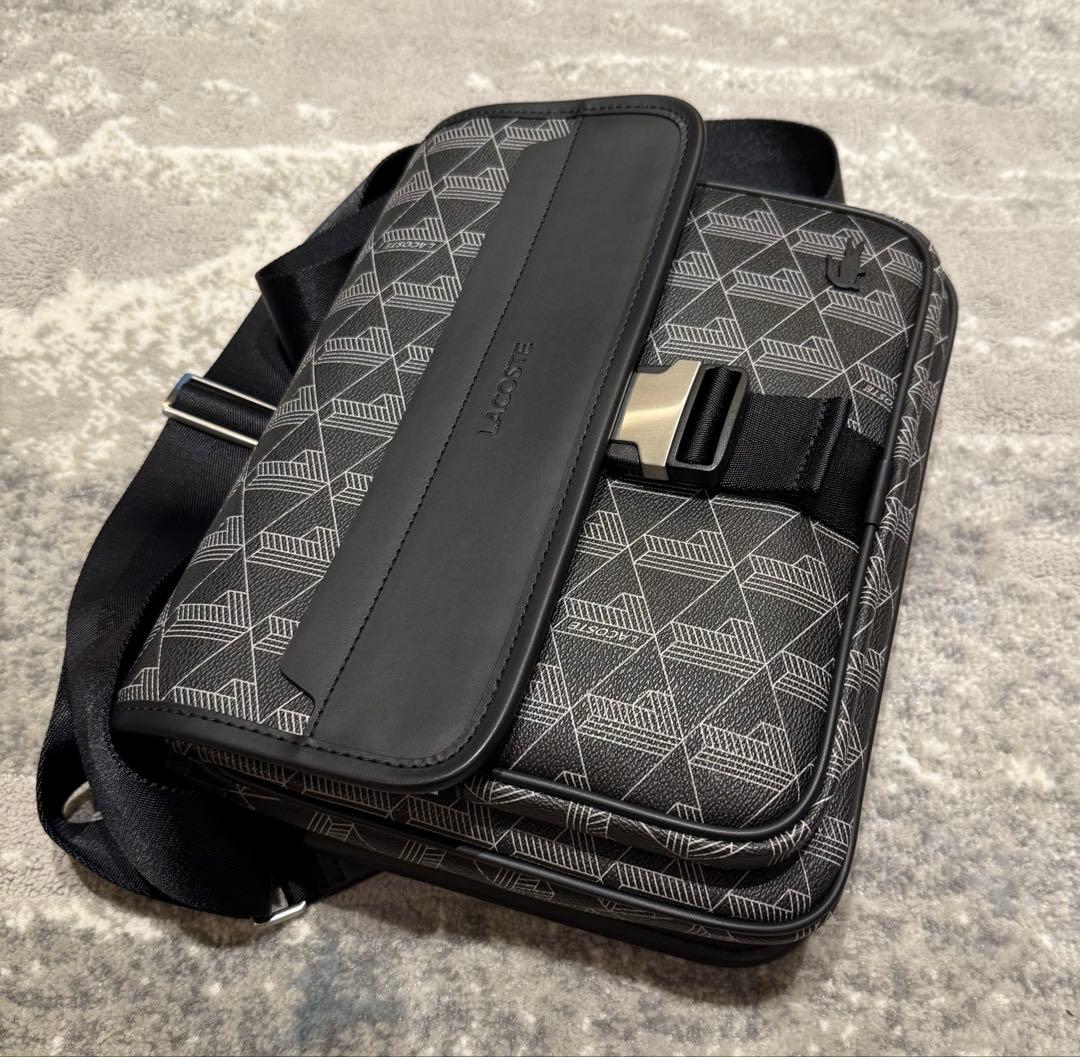 【超美品】新品　LACOSTE 幾何学模様 ショルダーバッグ《保存袋付き》