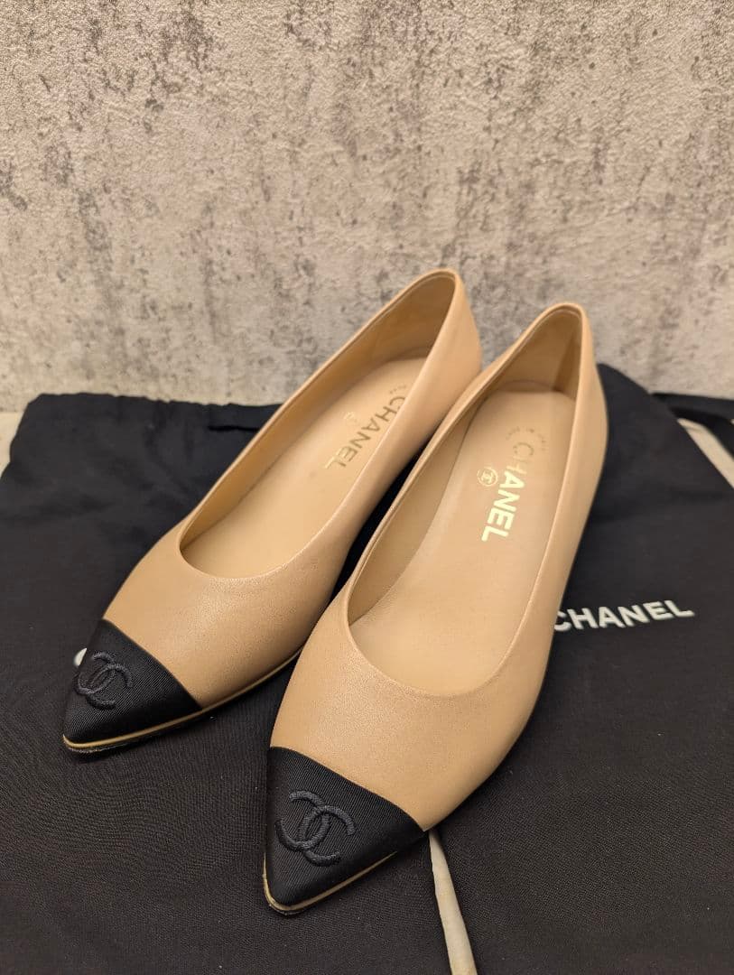 CHANEL ベージュ ブラック トゥキャップパンプス