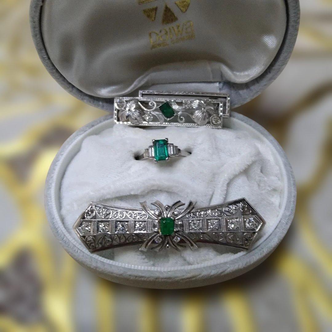 エメラルド付ダイヤモンドージュエリーセット、ブローチ、帯留め、指輪