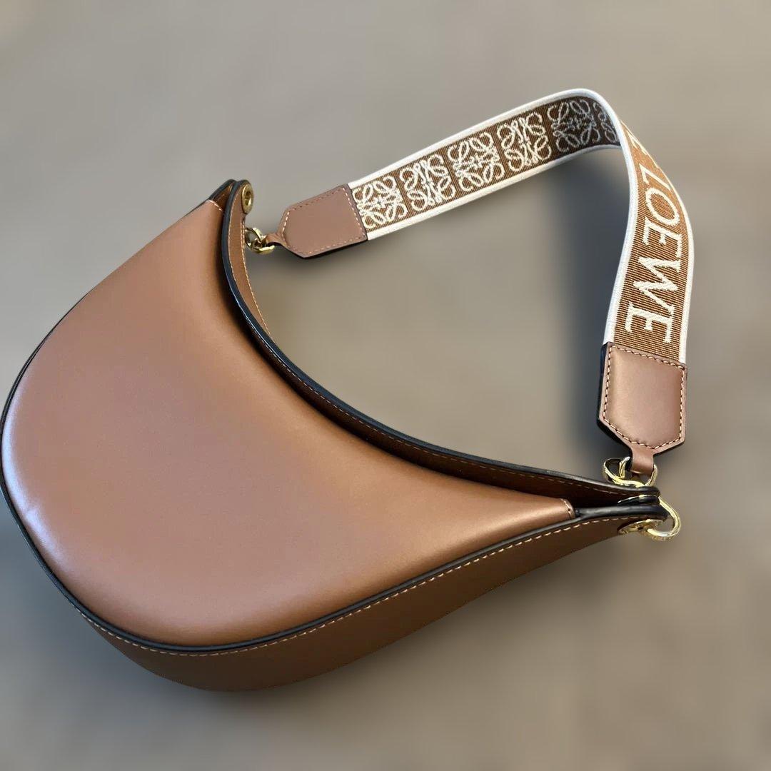 LOEWE ボディバッグ