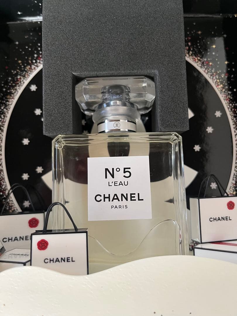 値下げ✳︎CHANEL N°5 ロー オードゥ トワレット シアターコフレ シャネルが「シャネル N°5 ロー オードゥ トワレット」の丸い形状の
