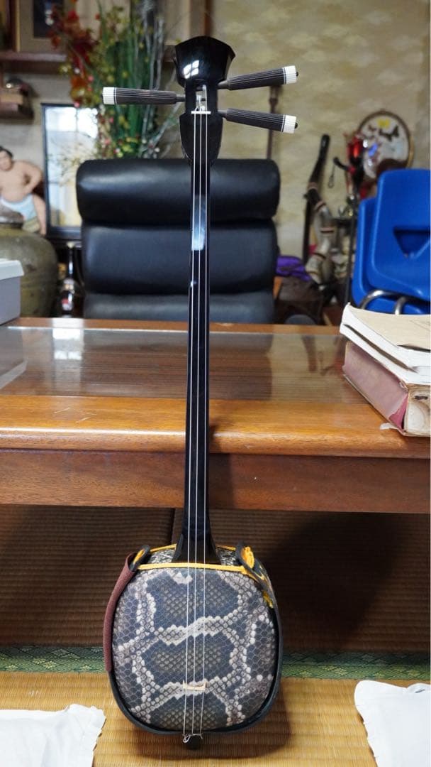 内間直樹作 西平開鐘型三線 フィリピン黒木四つ割り真黒！！ 玉城盛善作「西平開鐘」復刻 沖縄本島産床柱島黒木材使用 昭和五十八