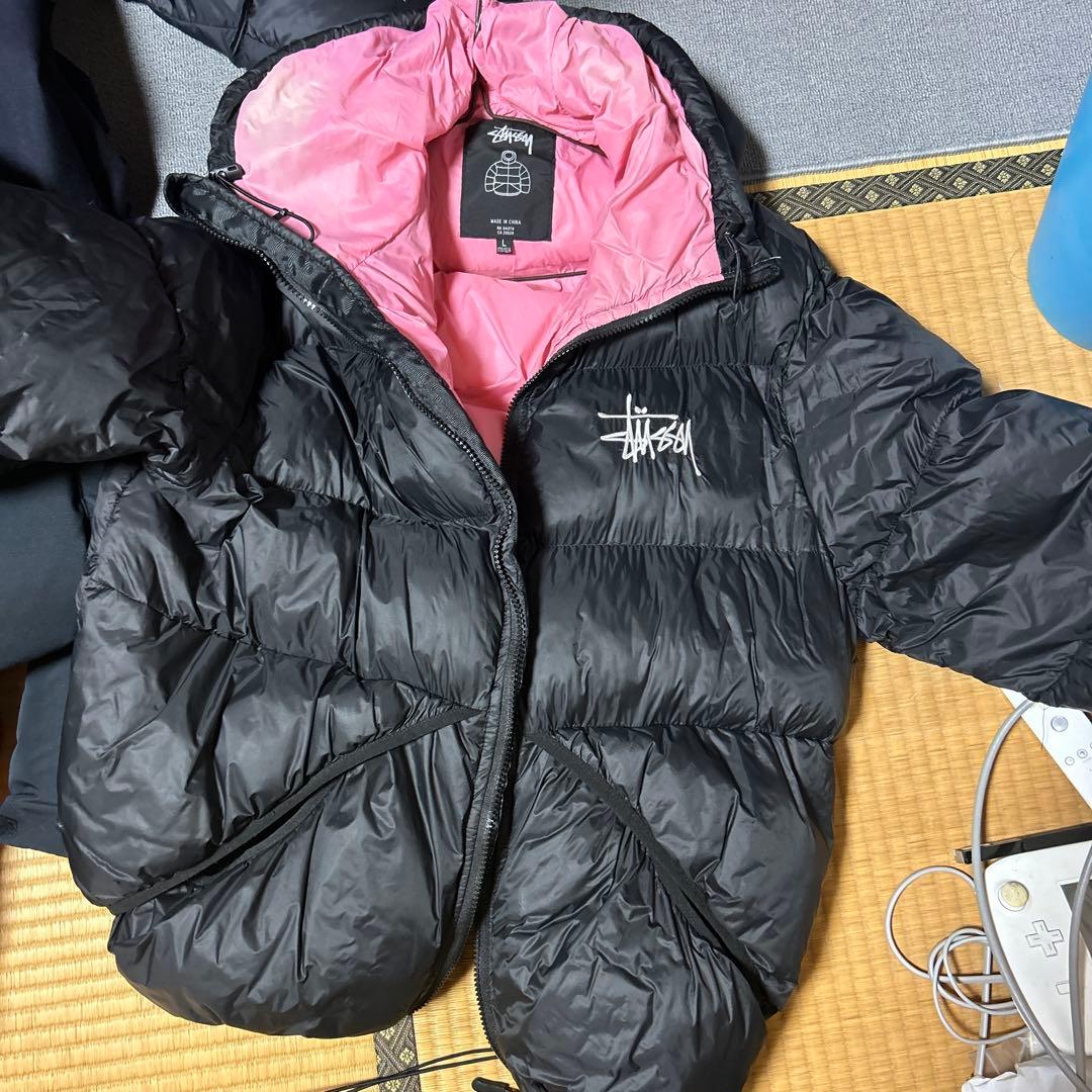 Stussy ダウンジャケット ブラック/ピンク - メルカリ