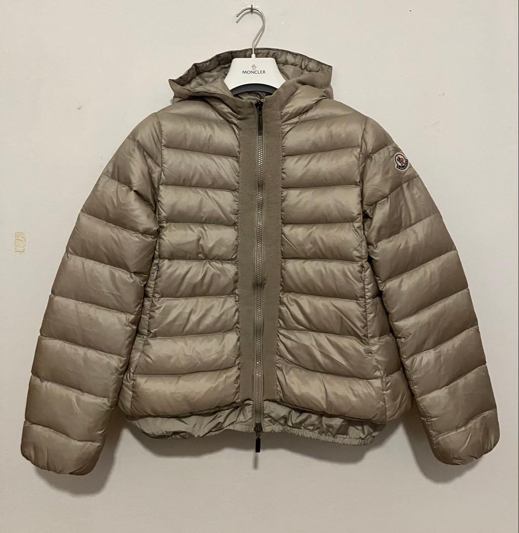Moncler モンクレール　フードの可愛いダウンジャケット