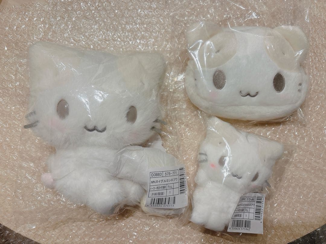 【新品】マシュマロみたいなふわふわにゃんこ　サンリオ しろふわ雲でおひるね 3点
