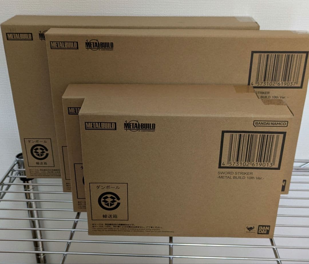 メタルビルド　ストライクガンダム10th　本体＋3種ストライカーセット METAL BUILD」の「ストライクガンダム」と「エールストライカーパック