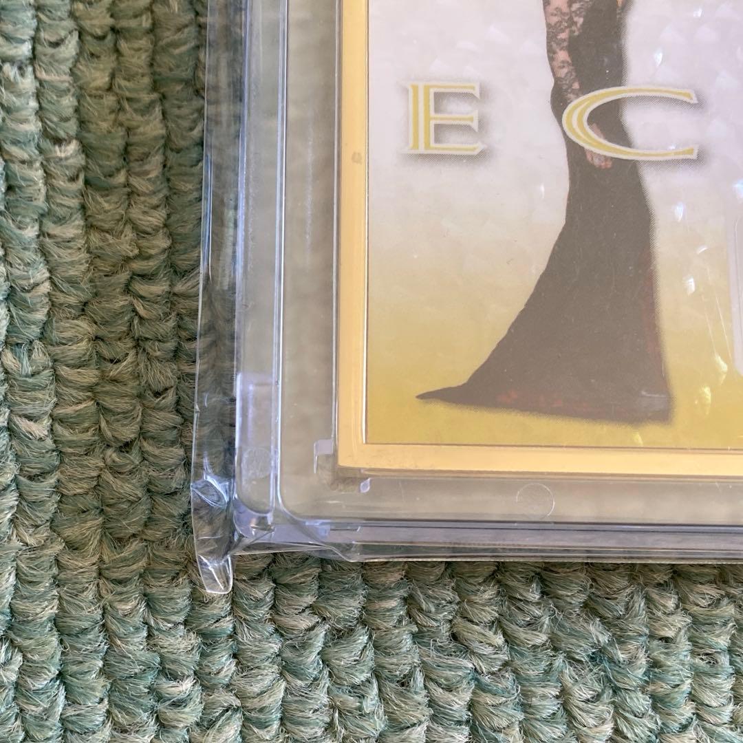 カーラ・デルヴィーニュ 直筆サイン入りカード 1/1 - メルカリ