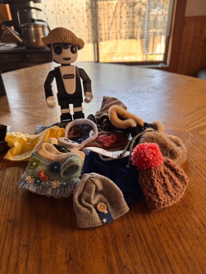 ロボホン Amazon | シャープ モバイル型ロボット電話ロボホン SR-01M-W | 携帯