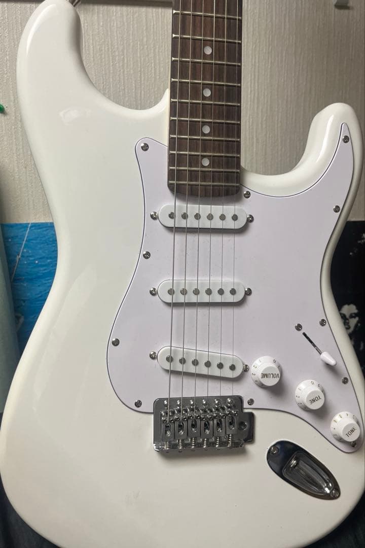 PLAYTECH ストラトキャスター ホワイト 動作確認済み　美品　ピック付き