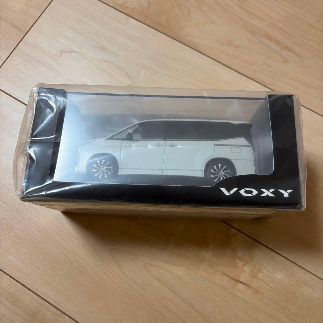 ミニカー　ヴォクシー1/30 ホワイトパールクリスタルシャイン