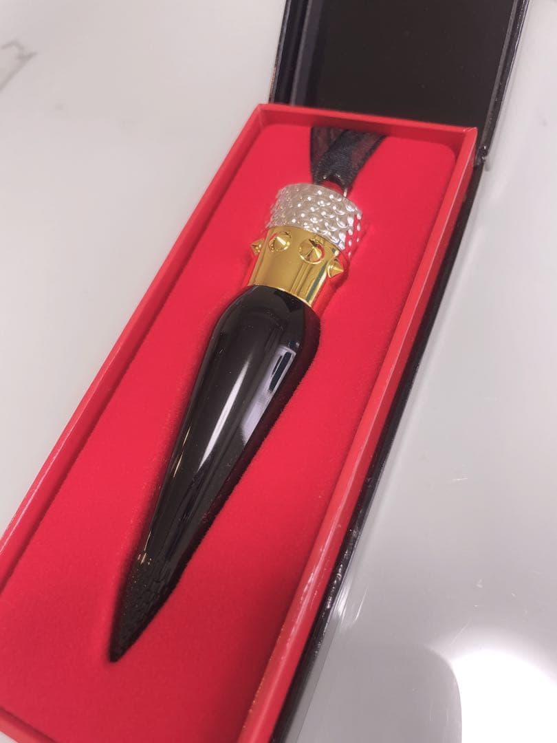 【新品】クリスチャン ルブタン  シルキーサテン  #ルージュルブタン001