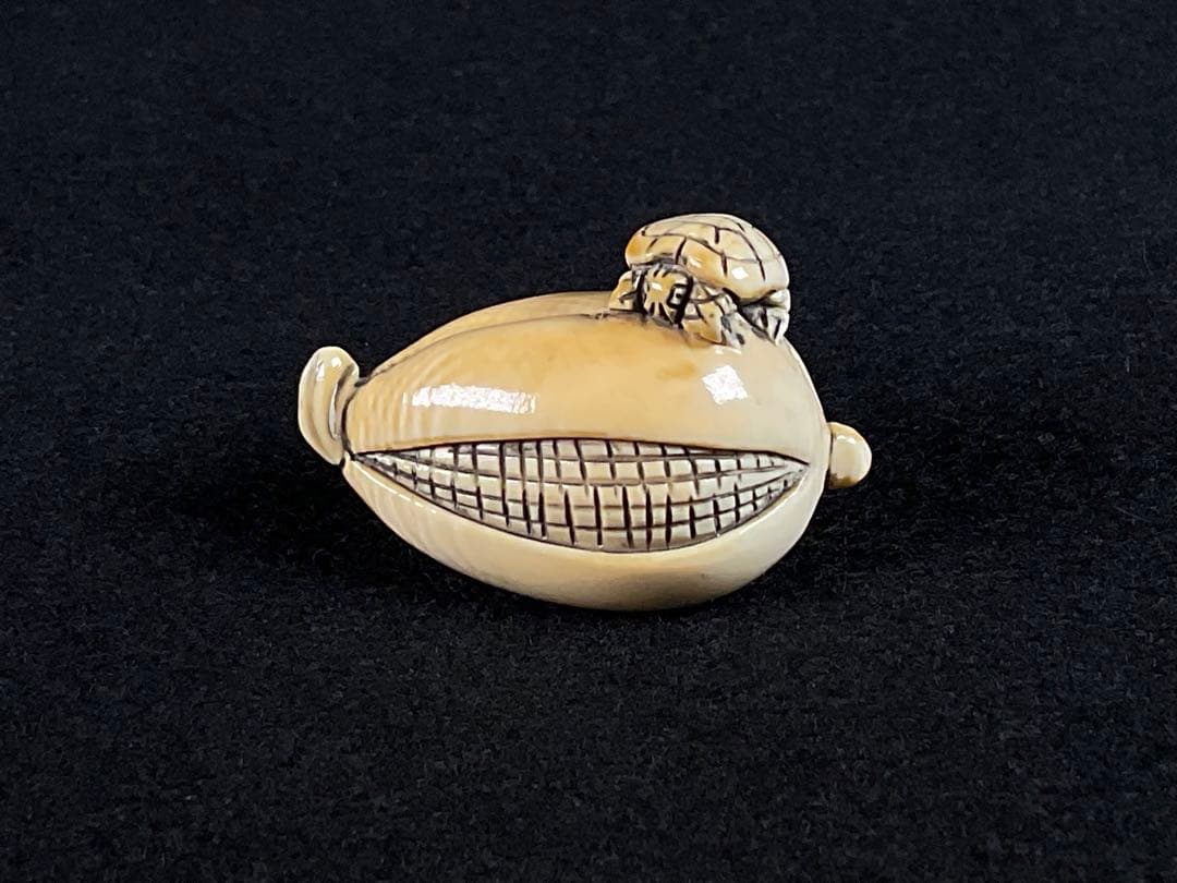 古い根付　提げ物　瓜と亀　在銘