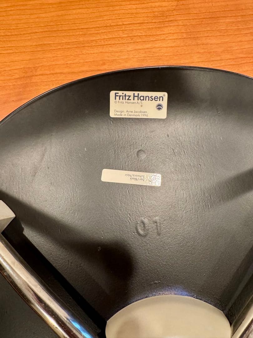 み*け様 フリッツハンセン アントチェア ブラック 4本脚（2/3) - メルカリ