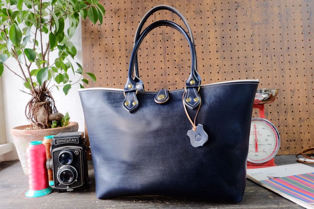 イタリア産ディープネイビー牛革レザートートバッグ　Lサイズ　ハンドメイド紺青