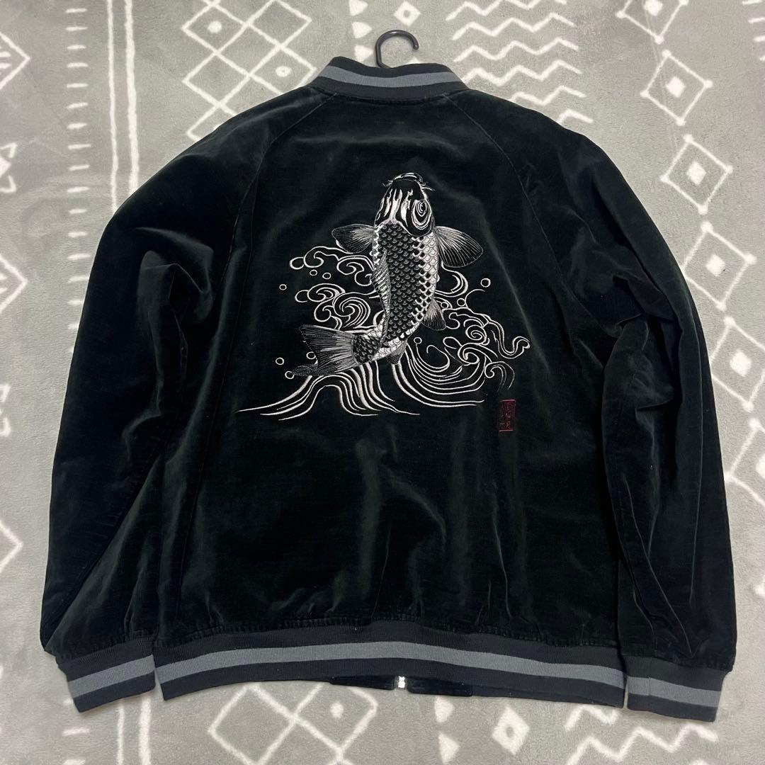 希少　絡繰魂 カラクリダマシイ 登り鯉 刺繍 スカジャン ベロア ブラック XL 絡繰魂 和柄期間限定定価30800円を10%OFFセール[SALE] カラクリ