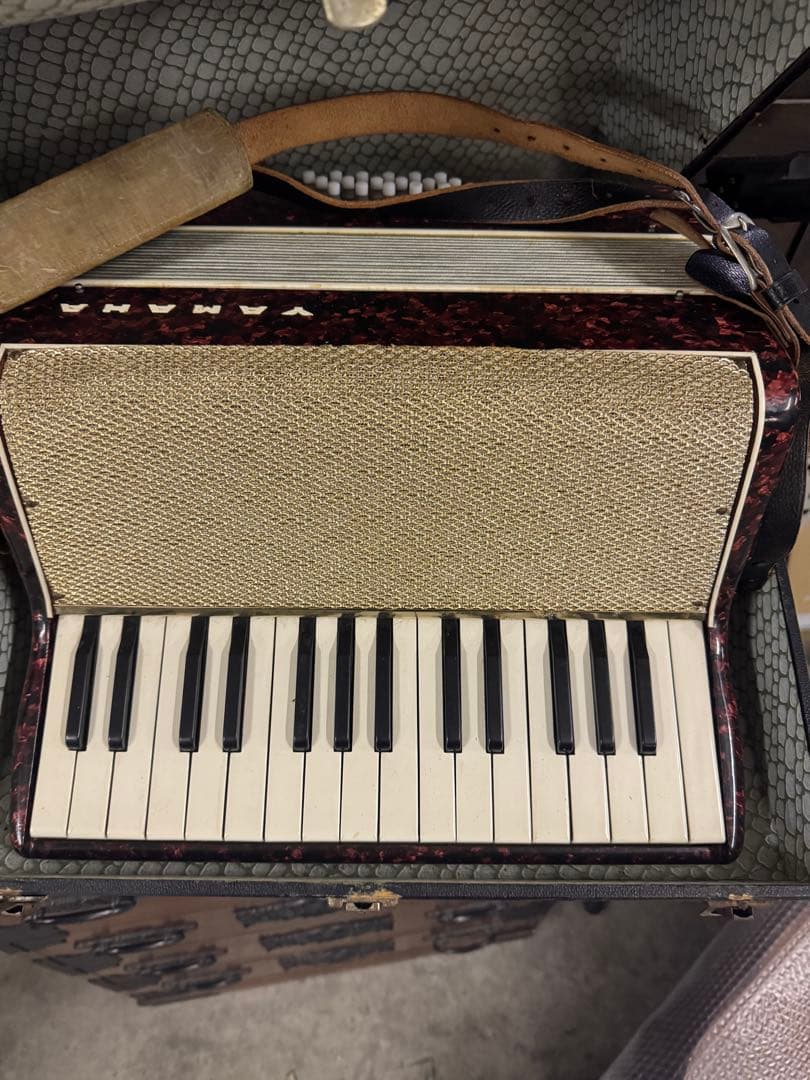Yamaha アコーディオン 30鍵 赤黒 使用感の少ない美品/動作確認済み】YAMAHA 32鍵盤 アコーディオン