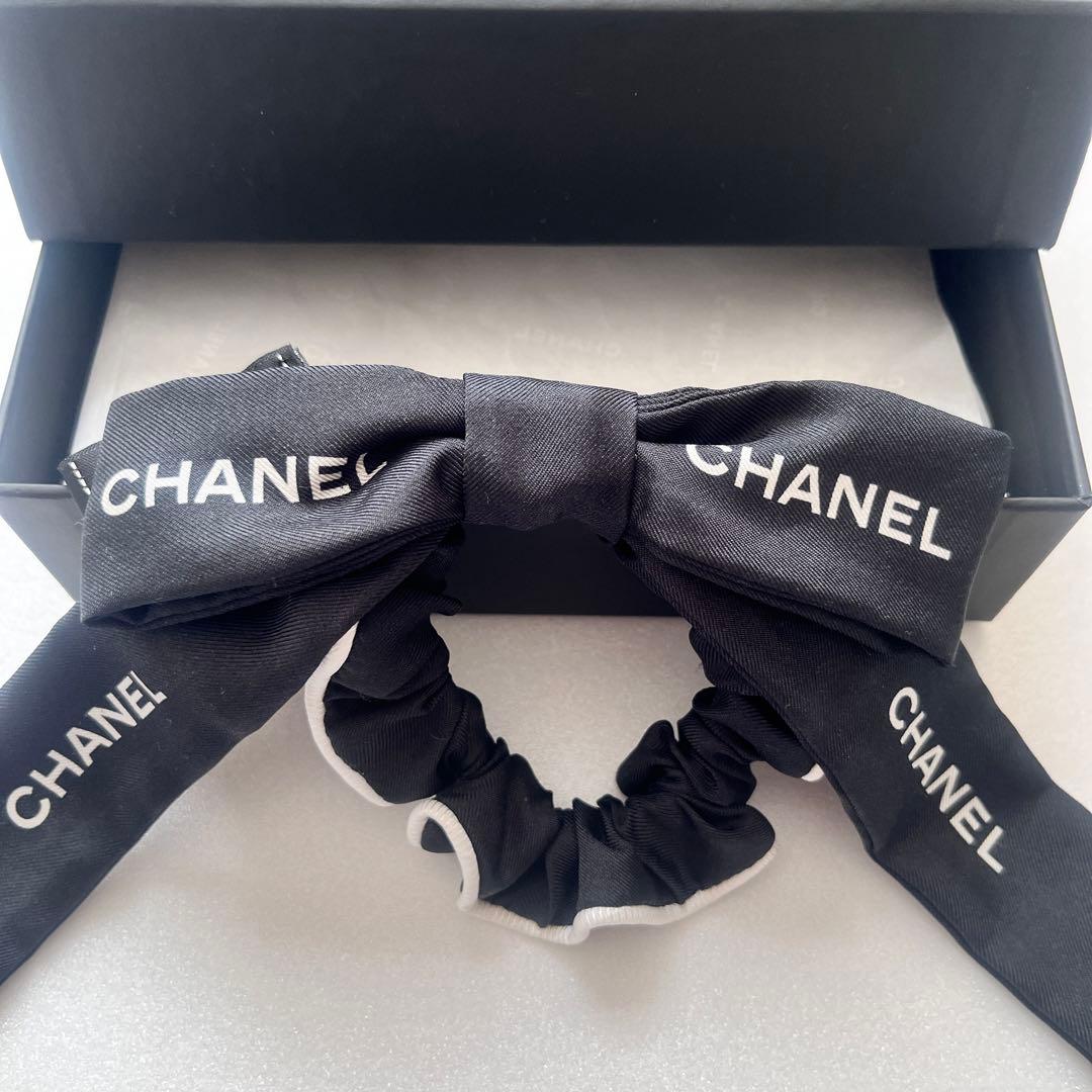 CHANEL 23P ロゴ ココマーク リボン シュシュ ブラック × ホワイト