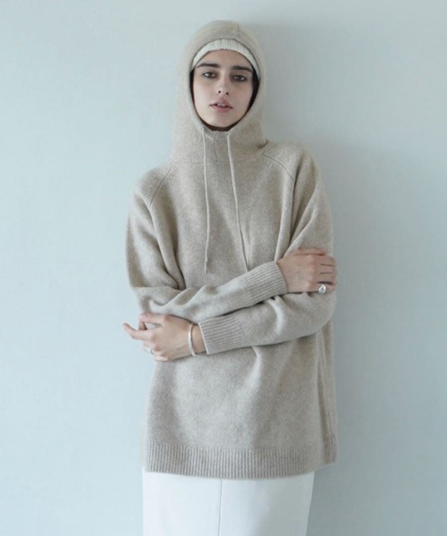 クラネ*フード付きベージュニットセーター